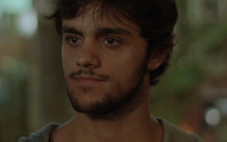 O ator Felipe Simas com experssão séria em cena como Jonatas em Totalmente Demais