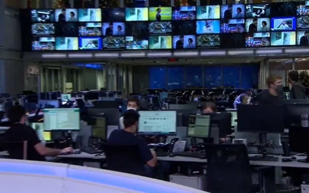 Imagem aberta da Redação de Jornalismo da Globo em SP durante a madrugada