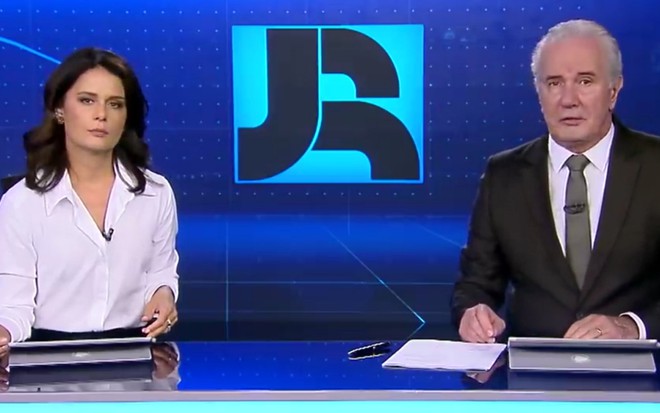 Adriana Araújo e Celso Freitas na bancada do Jornal da Record, na última sexta (13)