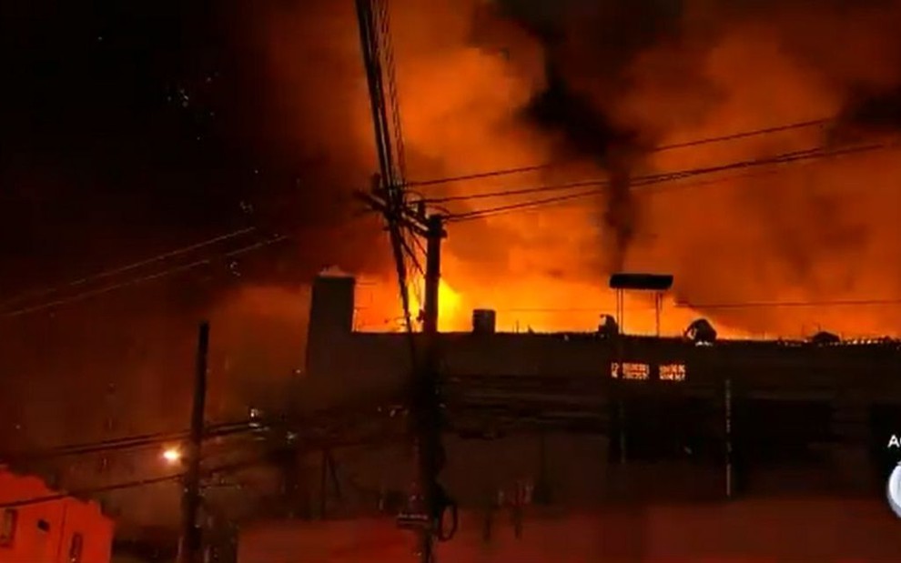 Imagem de chamas tomando um prédio em São Paulo