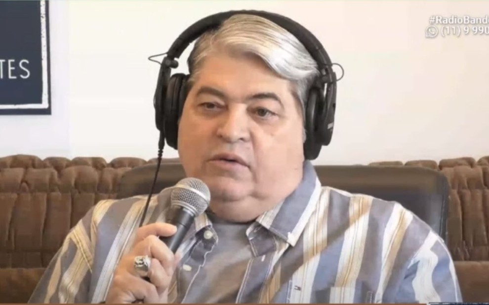 José Luiz Datena em comentário na rádio Bandeirantes, de camisa listrada e fone de ouvido