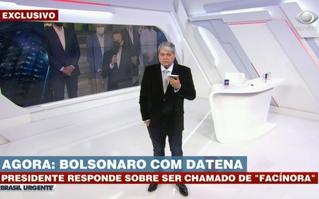 José Luiz Datena com o celular na mão, entrevistando Jair Bolsonaro