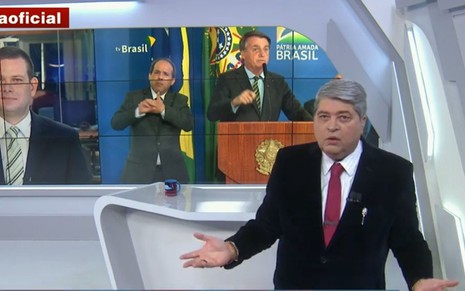 Imagem de José Luiz Datena conversando com o repórter Caiã Messina no Brasil Urgente