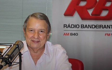 José Paulo de Andrade na bancada da Rádio Bandeirantes