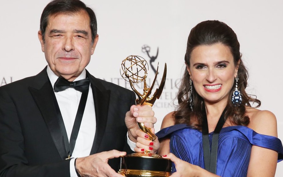 O executivo José Eduardo Moniz e a autora Maria João Costa comemoram o Emmy Internacional de 2018 pela novela Ouro Verde