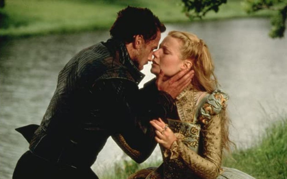 Joseph Fiennes se inclina e está prestes a beijar Gwyneth Paltrow em cena de Shakespeare Apaixonado