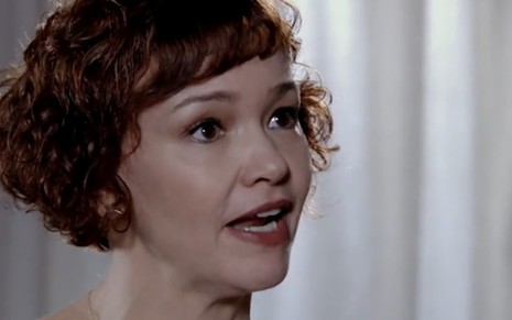 A atriz Julia Lemmertz com expressão de raiva em cena como a personagem Esther na novela Fina Estampa