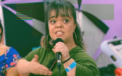 Juliana Caldas em programa de TV com franja e blusa verde