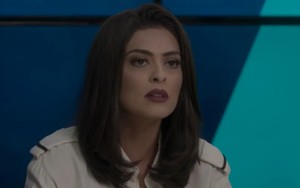 A atriz Juliana Paes (Carolina) com uma expressão de descontentamento em cena da novela Totalmente Demais