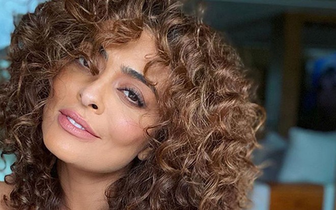 Juliana Paes, após transição capilar, com os fios cacheados em foto sensual