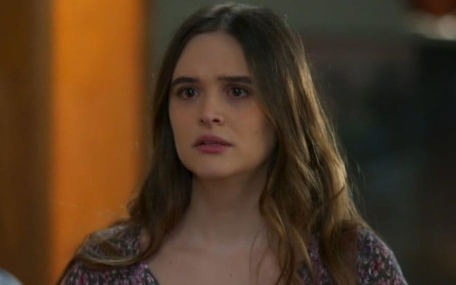 A atriz Juliana Paiva com cara de desespero em cena como Luna/Fiona de Salve-se Quem Puder