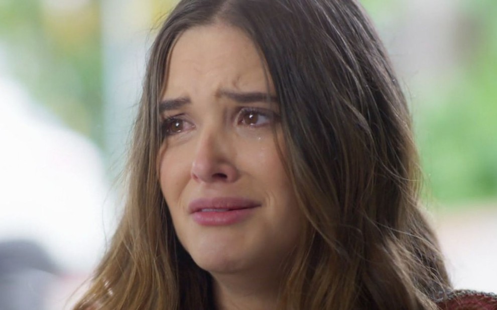 A atriz Juliana Paiva, chorando, em cena como Luna/Fiona em Salve-se Quem Puder