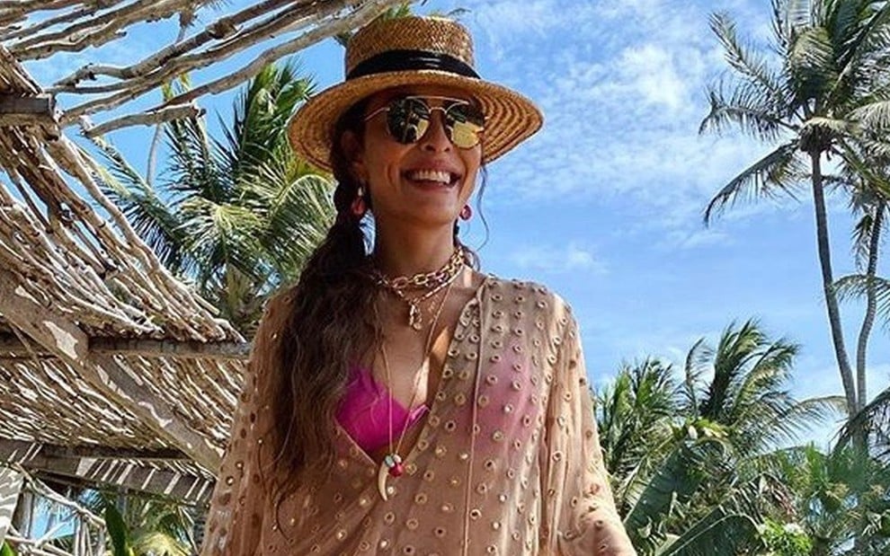 Juliana Paes de chapéu, óculos de sol e biquíni