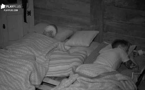 Juliano Ceglia e Biel dormindo em a Fazenda 12 na transmissão do PlayPlus