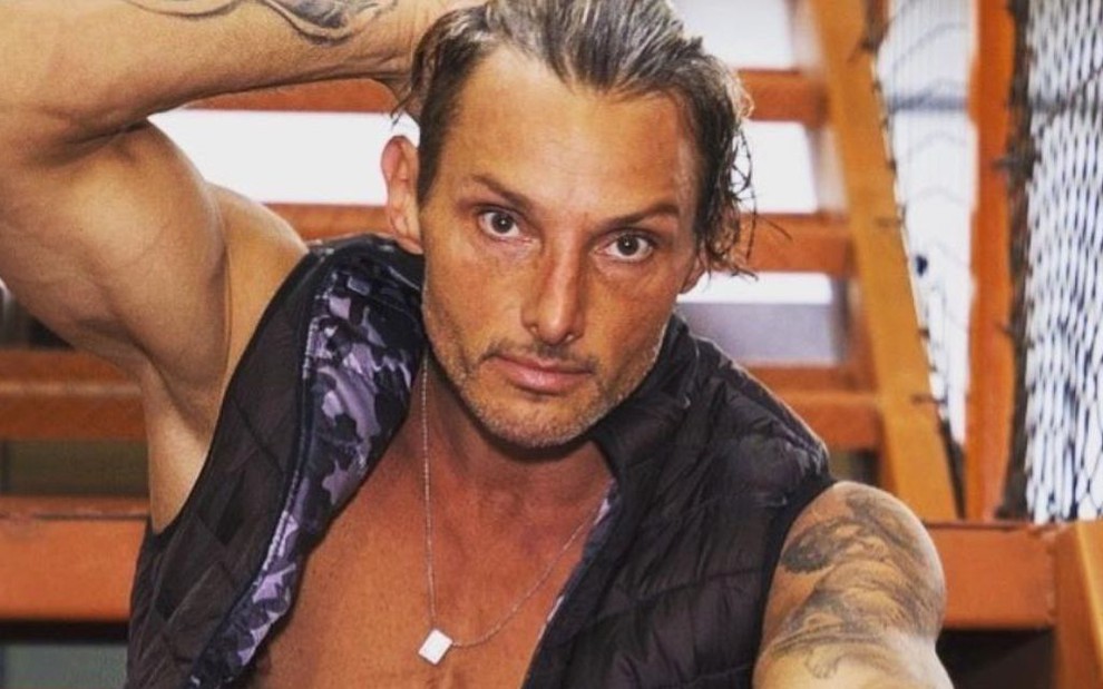 Juliano Ceglia sério, com mão no cabelo, em foto de divulgação publicada em seu Instagram