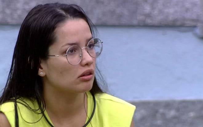 Juliette, de óculos, conversa sentada na área externa do BBB21