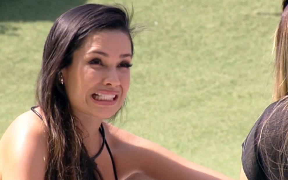 Juliette Freire sorri com feição de surpresa em conversa no gramado do BBB21