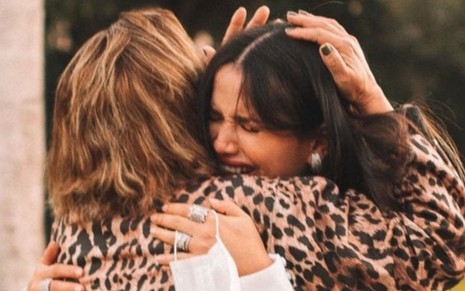 Juliette Freire, campeã do BBB21, abraça a sua mãe, Fátima