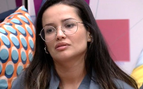 Juliette Freire, de óculos, durante conversa na sala do Big Brother Brasil 2021
