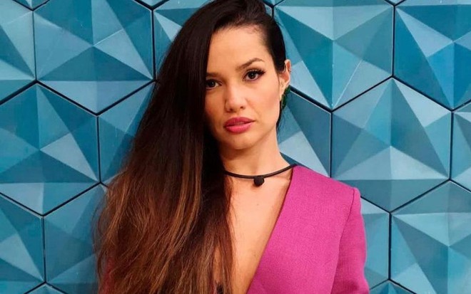 Imagem de Juliette Freire de camisa violeta e cabelo solto