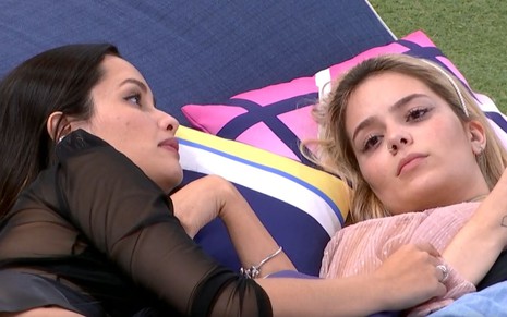 Juliette Freire e Viih Tube conversam deitadas no gramado da casa do BBB21