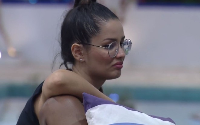 Juliette Freire no BBB21, de óculos e cabelo preso
