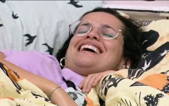 Juliette Freire ri deitada na cama do quarto no BBB21