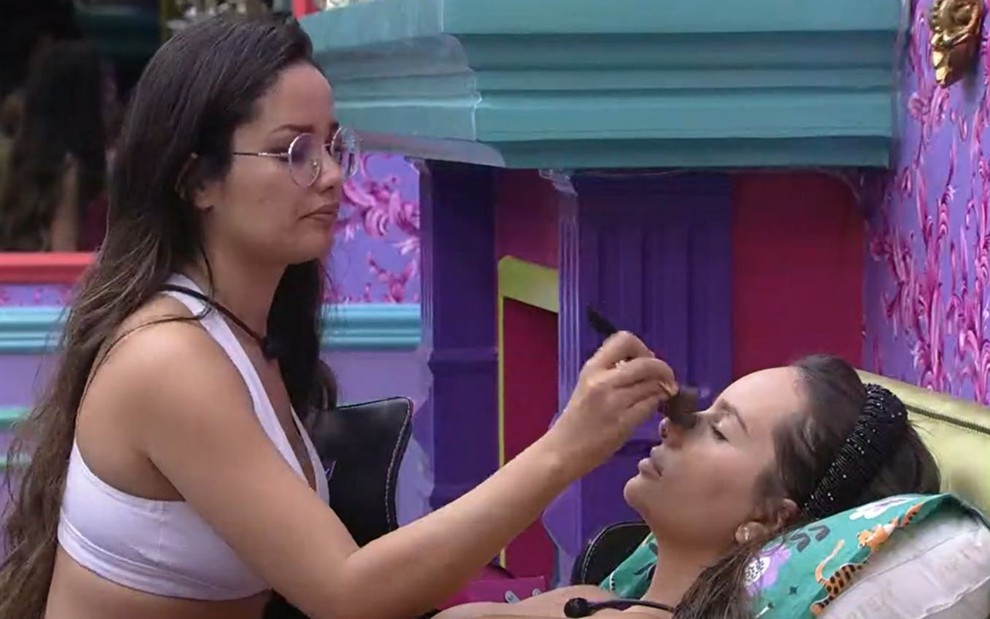 Juliette Freire maquiando Thaís no BBB21, da Globo