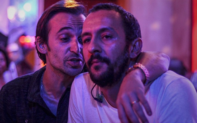 Julio Andrade coloca um braço no ombro de Irandhir Santos em cena do filme Redemoinho (2017)