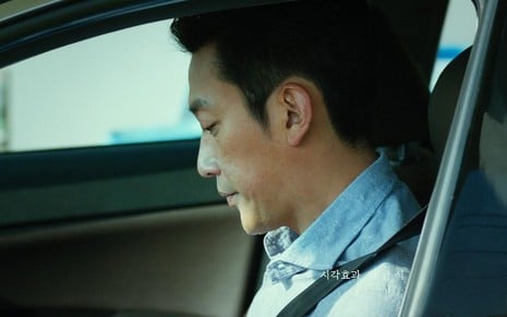 Jung-woo Ha como Jung-su dentro do carro em cena de O Túnel