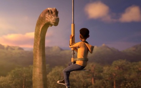 O protagonista Darius observa dinossauro em cena de Jurassic World: Acampamento Jurássico (2020), animação da Netflix