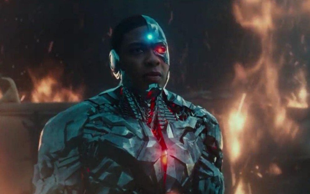 Ray Fisher como o herói Ciborgue em cena de Liga da Justiça (2017)