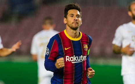 Lionel Messi correndo em jogo do Barcelona pela Champions League