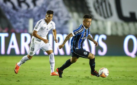 Kaio Jorge e Matheus Henrique em ação por Santos e Grêmio, em duelo da Libertadores