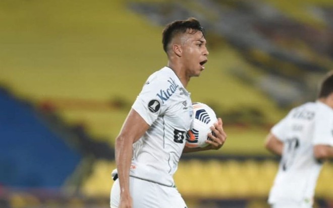 Imagem de Kaio Jorge durante jogo do Santos