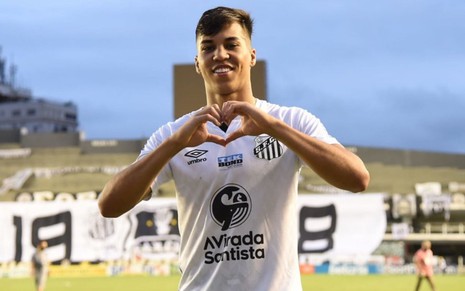 Imagem do jovem atacante Kaio Jorge celebrando gol pelo Santos