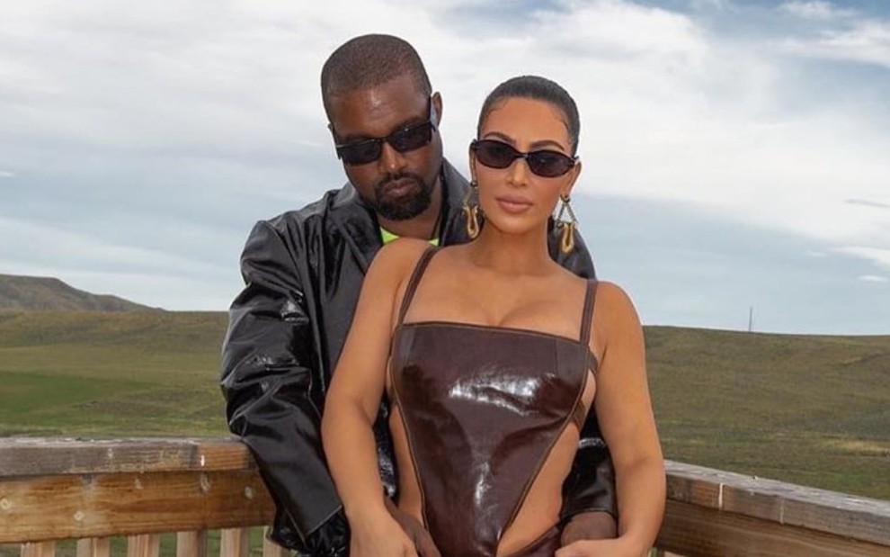 Kanye West e Kim Kardashian usam óculos escuros e posam para foto publicada no Instagram