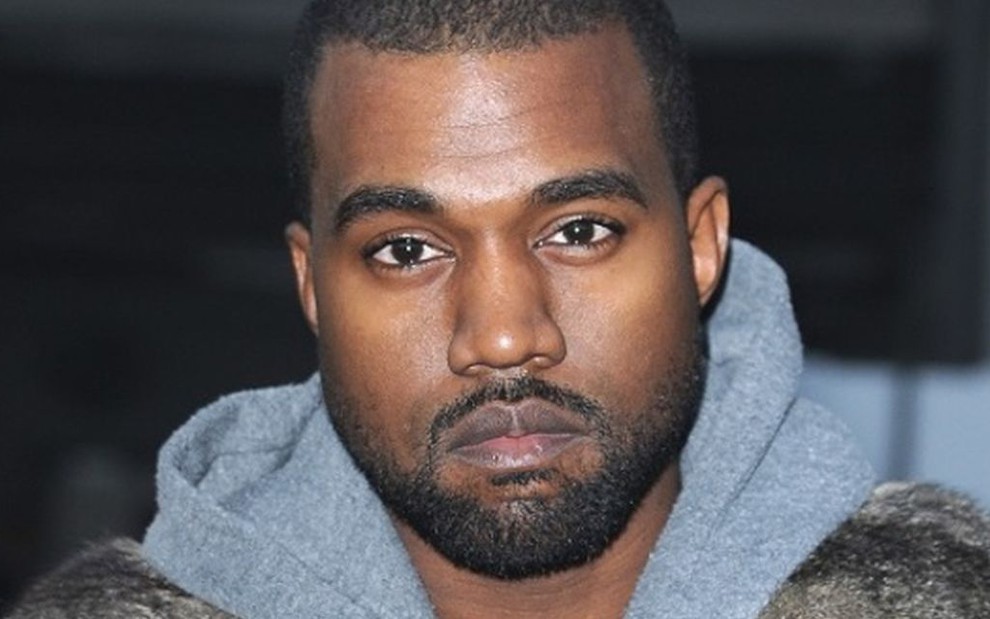 Kanye West com casaco de capuz cinza