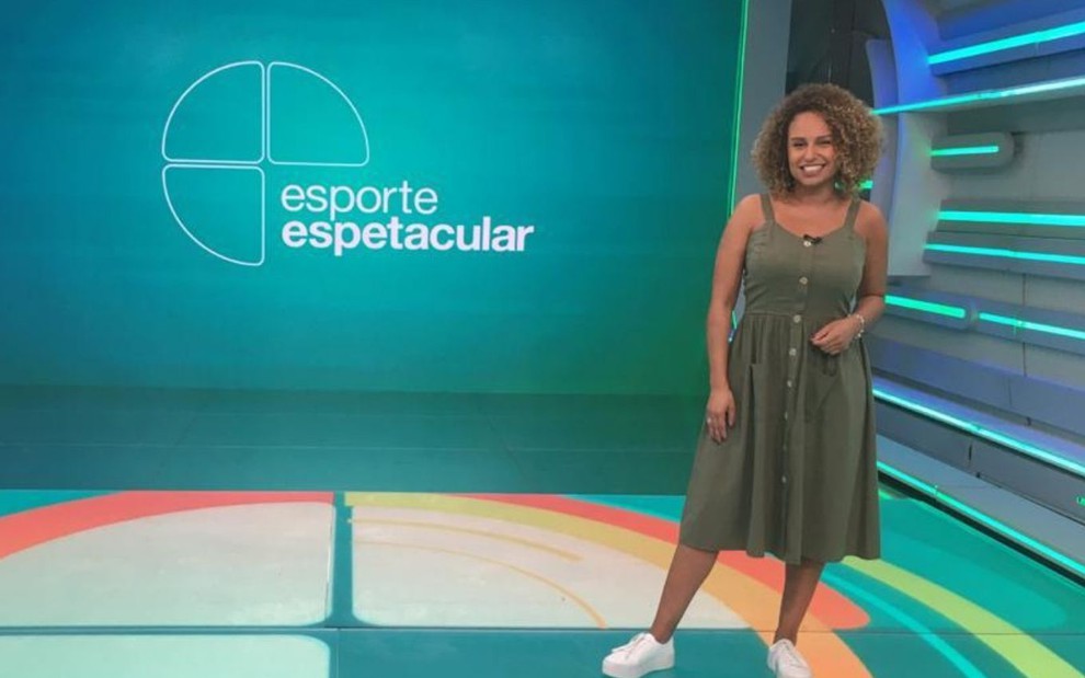 Karine Alves no estúdio do Esporte Espetacular, de vestido e tênis branco