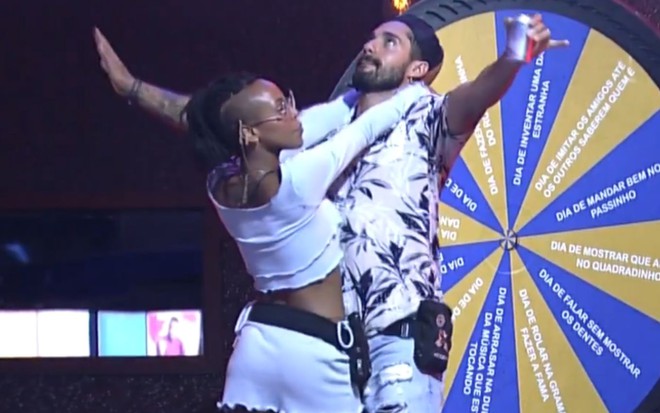 Karol Conká e Arcrebiano de Araújo na festa de quarta-feira (3) do BBB21