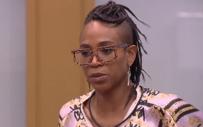 Karol Conká no BBB21 de óculos e brincos de chave