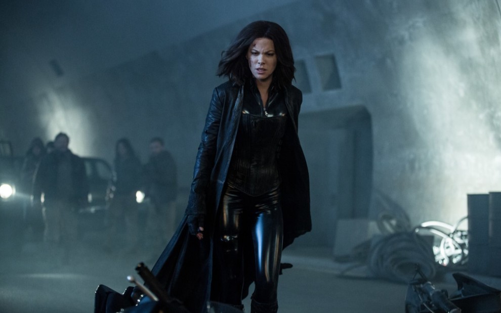 Kate Beckinsale usa roupas pretas como a personagem Selene em Anjos da Noite 5