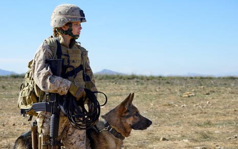 Kate Mara como soldado com cachoro em cena de filme Megan Leavey