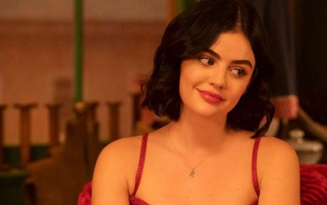 A atriz Lucy Hale com expressão de sofrimento em cena da primeira temporada de Katy Keene