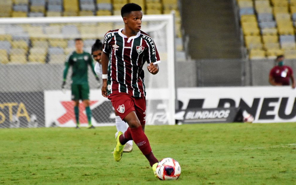 O jogador do Fluminense, Kayky, em lance no campo vestido com o uniforme do time vermelho, verde e branco