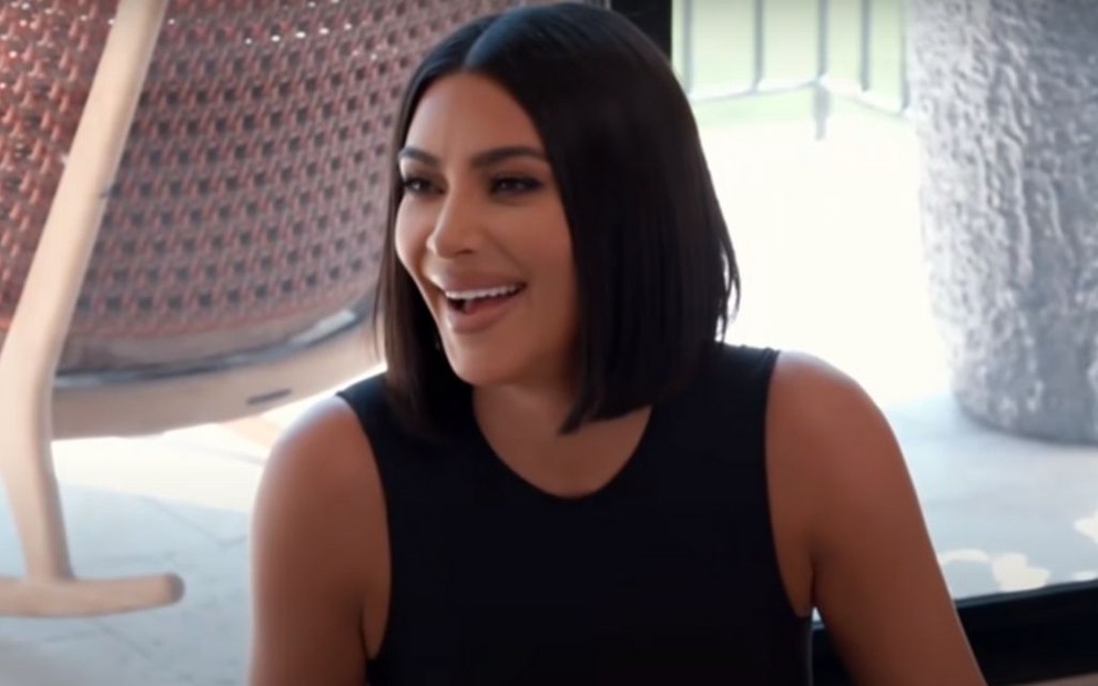 Com um cabelo bem curto, que contorna o rosto, Kim Kardashian sorri em cena de Keeping Up with the Kardashians