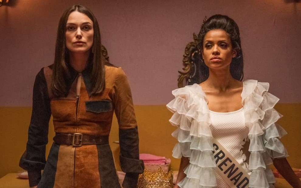 Keira Knightley e Gugu Mbatha-Raw com expressões sérias em cena do filme Mulheres ao Poder (2020)