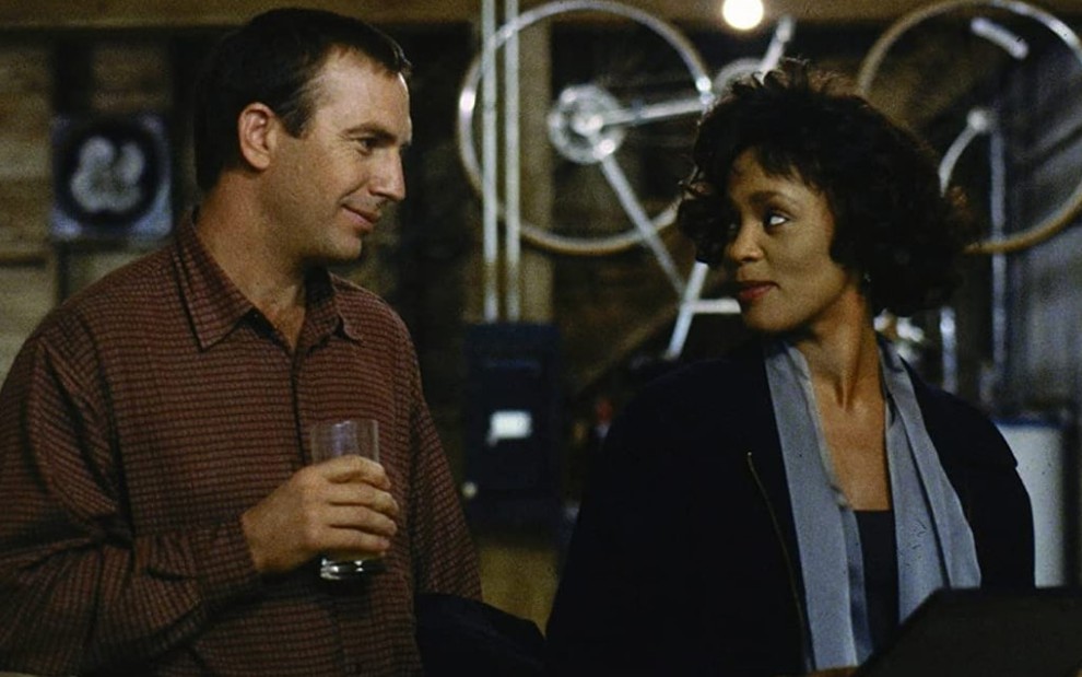 Kevin Costner e Whitney Houston (1963-2012) conversam em cena do filme O Guarda-Costas (1993)