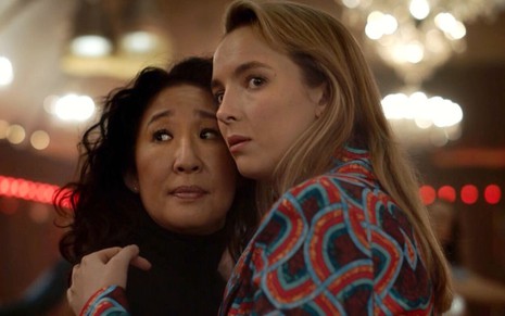 Sandra Oh e Jodie Comer dão um abraço bem apertado, com rostos colados, em cena da terceira temporada de Killing Eve