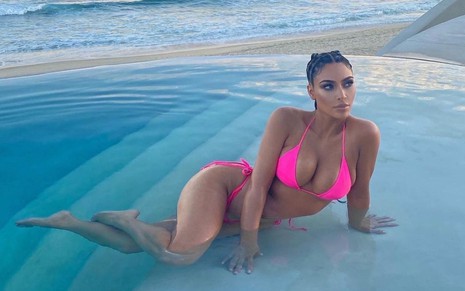 Kim Kardashian posa de biquíni rosa em piscina; estrela de reality comemorou 40 anos